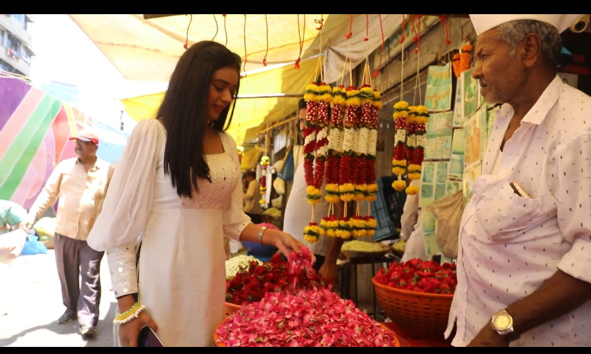 “I interacted with the florists and flower vendors at the flower market, observed their body language to attain perfection for my character,” Says Neha Solanki on her experience visiting the most popular Mumbai flower market